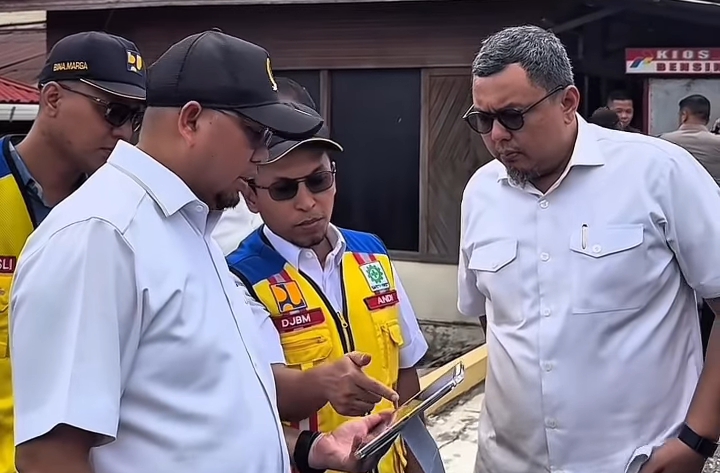 Kepala Balai Pelaksanaan Jalan Nasional (BPJN) Sumatera Barat, Elsa Putra Friandi, memaparkan progres pengerjaan ruas jalan Payakumbuh-Sitangkai kepada Anggota DPR RI Andre Rosiade saat melakukan peninjauan lapangan.  